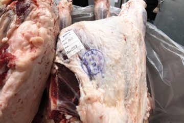 Крупный план мяса на производственных весах