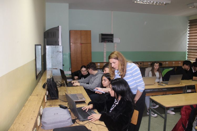 Студенты вместе работают над учебным проектом