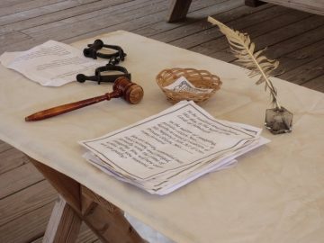 Крупный план юридических книг и документов