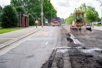 Ремонт дорожного покрытия у школы