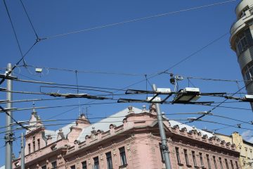 Троллейбусные провода над улицей