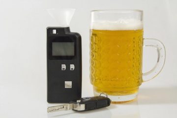 Крупный план автомобильных ключей и руля