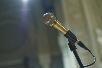 Микрофон на сцене во время конкурса