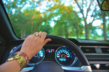 Поврежденный автомобиль после дорожного столкновения