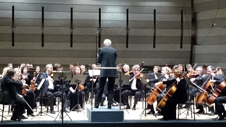 Скрипка и ноты симфонического оркестра