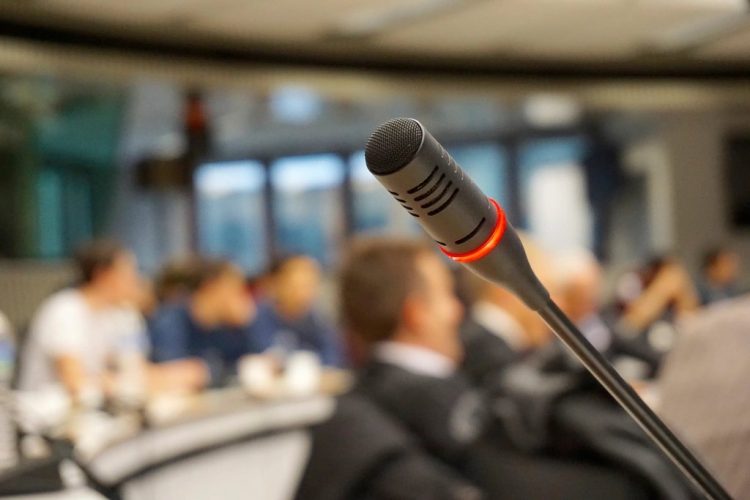 Рукопожатие на встрече представителей городов