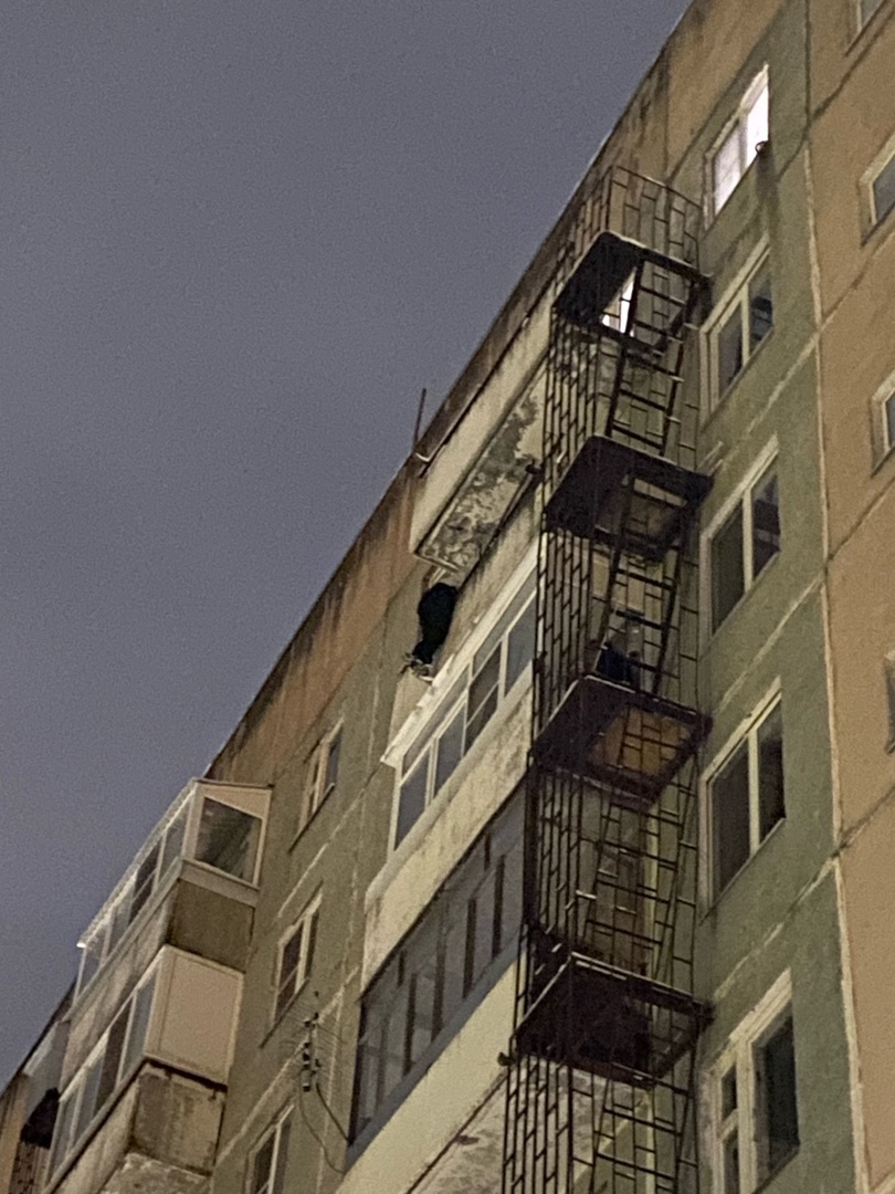 В Тутаеве вызвал переполох сидящий на перилах балкона мужчина